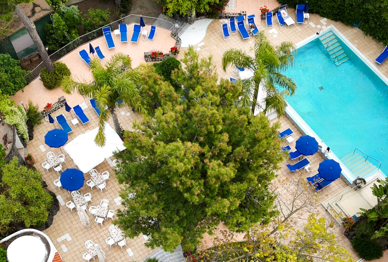 Piscina termale esterna e giardino dell'Hotel San Giovanni Terme visti dall'alto