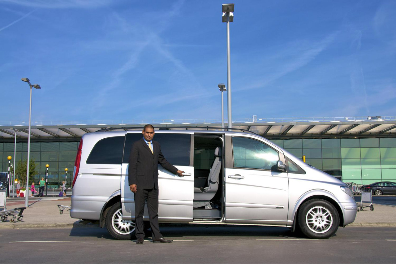Navetta per il transfer dall'aeroporto e dalla stazione di Napoli all'hotel